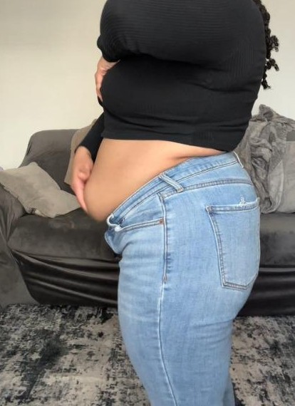 Antes, de lado na calça jeans: barriga por cima do cós